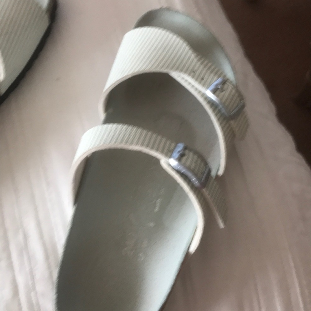 Beautiful sandals. Worn 4 or 5 times. 🌠
